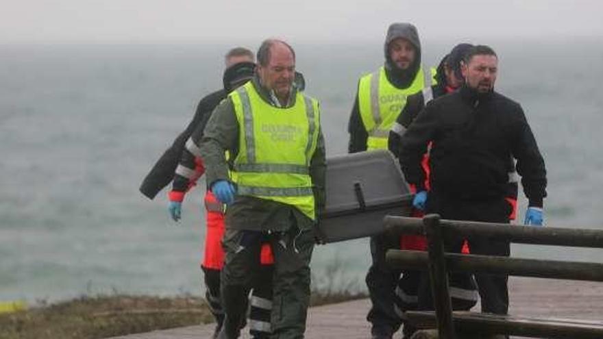 Guardia Civil y emergencias retiran el cuerpo de la playa.