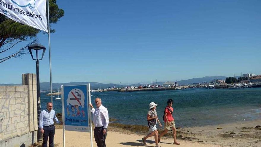 Presentación de la playa de O Ariño como espacio libre del humo de tabaco. // Noé Parga