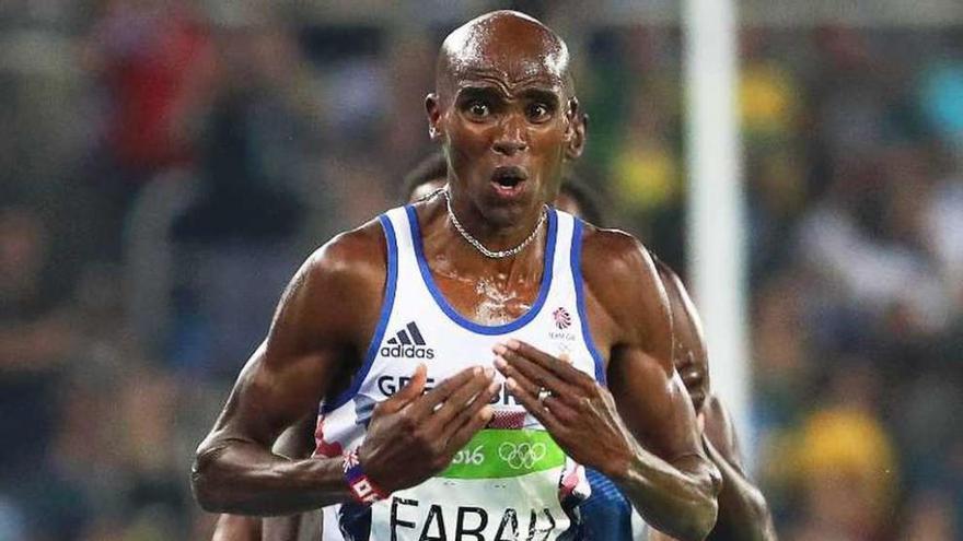 Mo Farah festeja su victoria en la final de 5.000 metros. // S. Suki