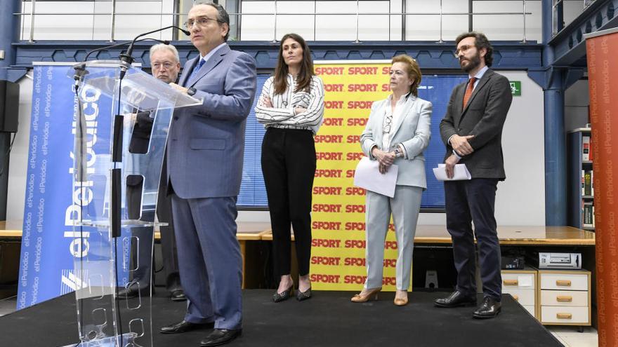 Javier Moll, presidente de Prensa IbÃ©rica, se dirige a los profesionales del Grupo Zeta en Barcelona. DetrÃ¡s, de izquierda a derecha, Joan Tapia, presidente del ComitÃ© Editorial de Grupo Zeta; Anna Cristeto, directora de El PeriÃ³dico de Catalunya; Arantza Sarasola, vicepresidenta de Prensa IbÃ©rica; y Aitor Moll, consejero delegado de Prensa IbÃ©rica.