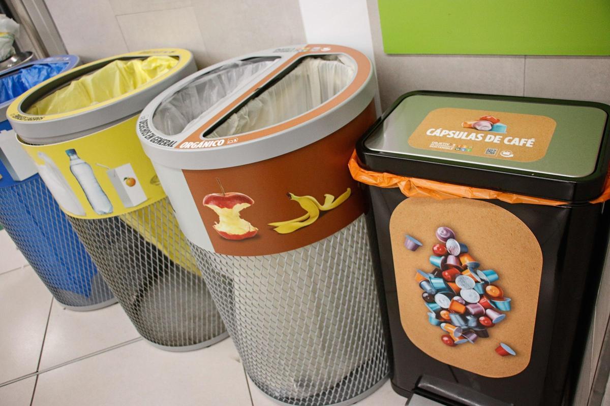 Cubos de reciclaje en la nueva tienda de Mercadona