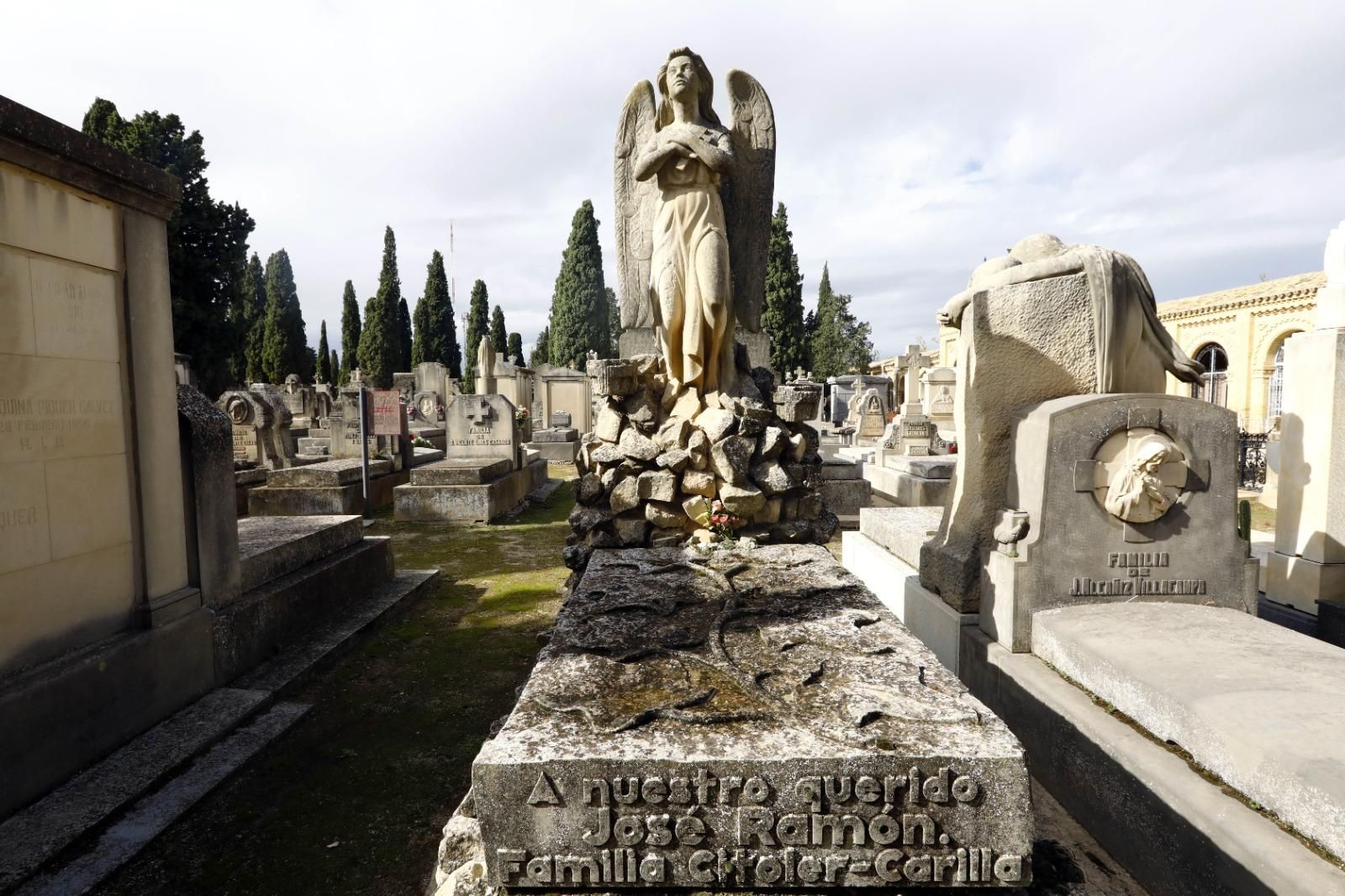 En imágenes | El cementerio de Zaragoza, un museo al aire libre que se engalana para el Día de Todos los Santos