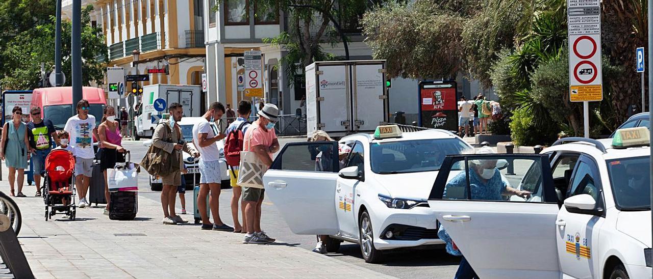 La parada de taxis del puerto, ayer al mediodía. | V. MARÍ