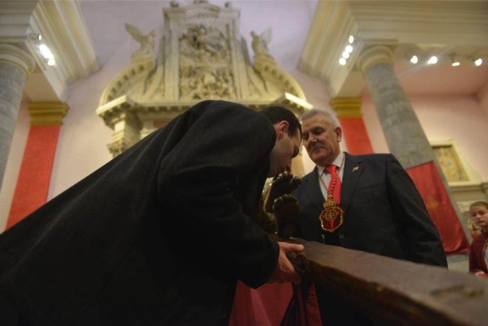 La lluvia no puede con el Besapié del Perdón