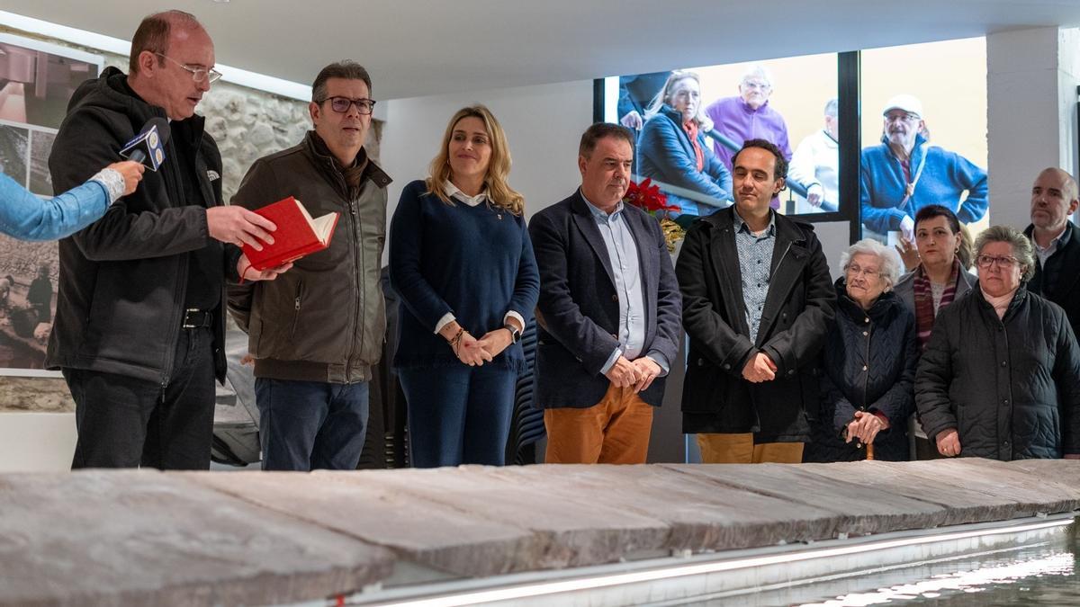 La presidenta de Diputación y el alcalde de Alfondeguilla ejercieron de anfitriones en la inauguración del restaurado lavadero.