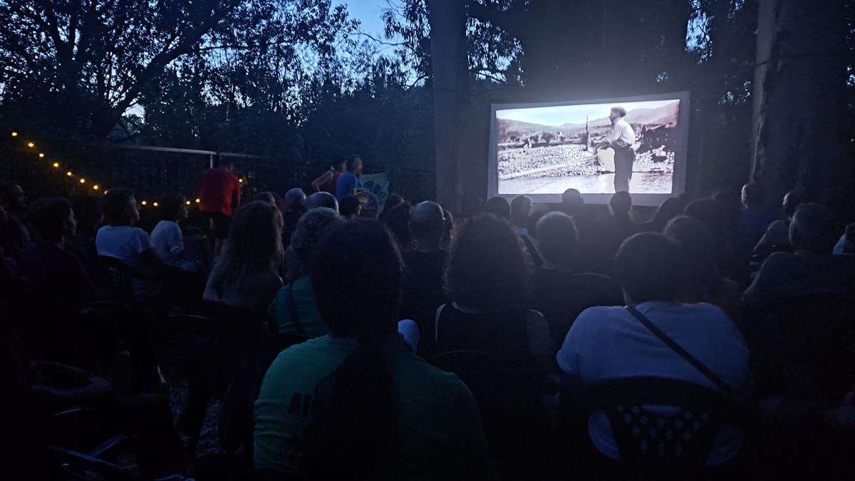 Proyección del documental 'África en cinecicleta' en Jérica.