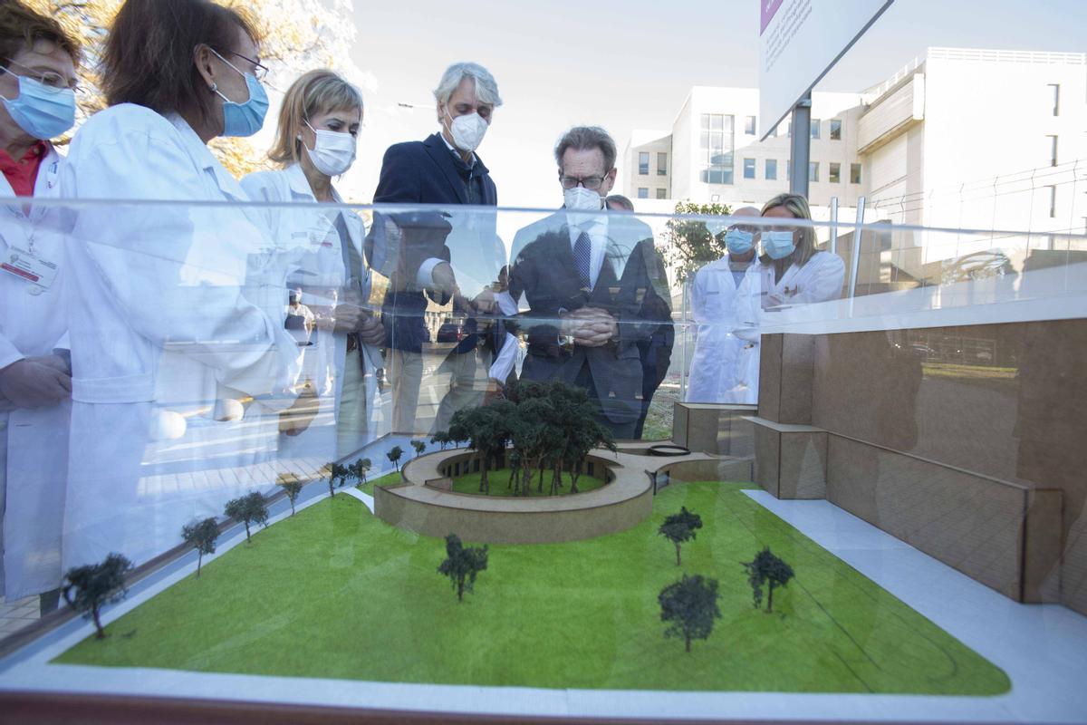 El conseller de Sanidad Miguel Mínguez visita el futuro hospital de día oncológico y la remodelación de las urgencias del hospital Sant Joan d’Alacant