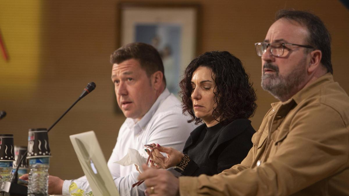 El portaveu socialista del PSPV a Favara, Rafa Aragó, al costat dels altres dos regiodors del grup, en un ple