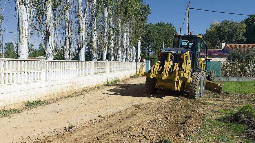 Una máquina trabaja en el arreglo de un camino en la provincia.