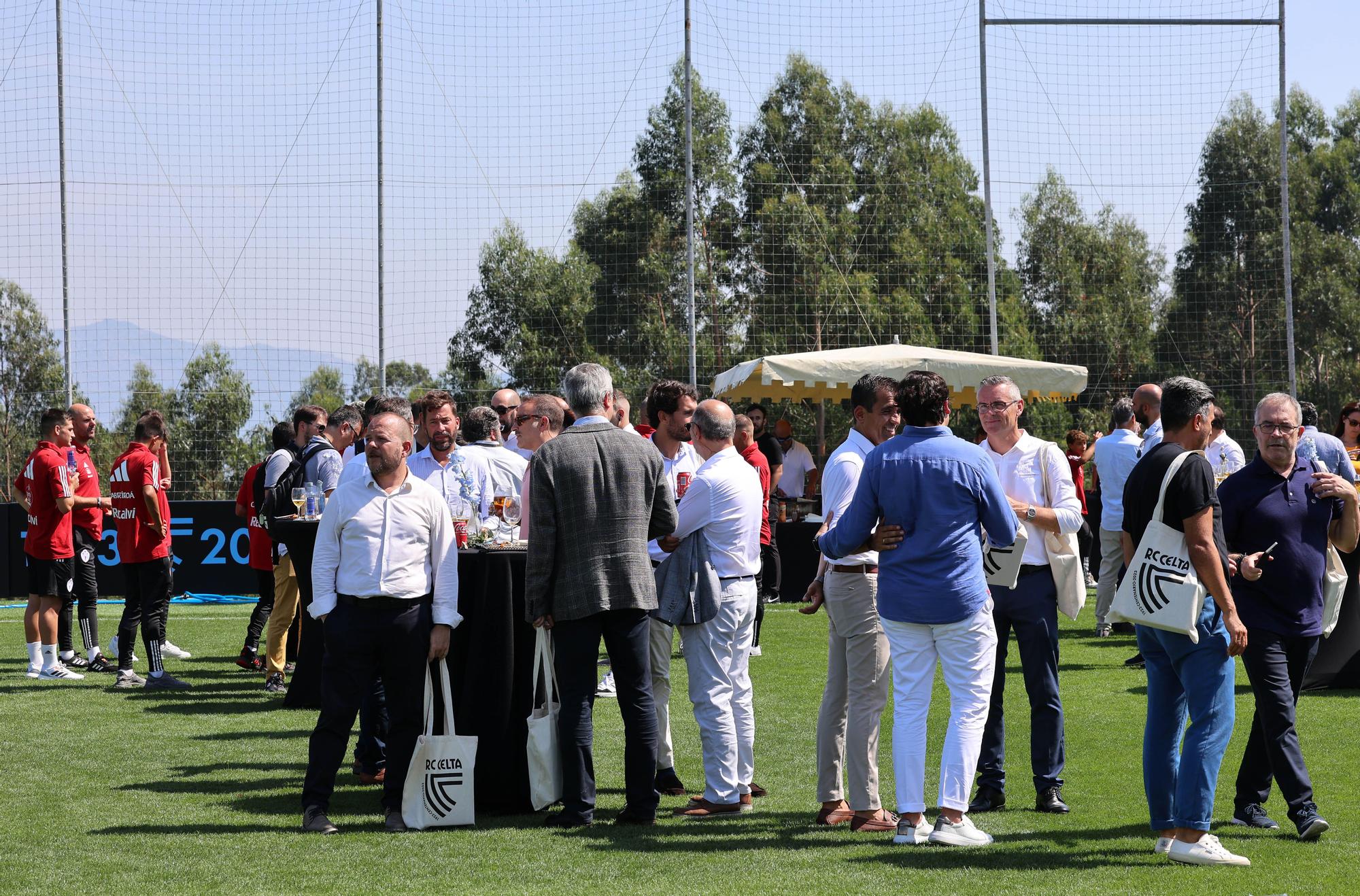 El Celta se rodea de su gran familia y de representantes institucionales por su centenario