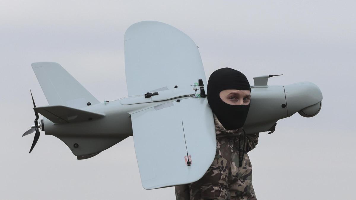 Brigada de la Defensa Territorial de Ucrania acarrea un drone