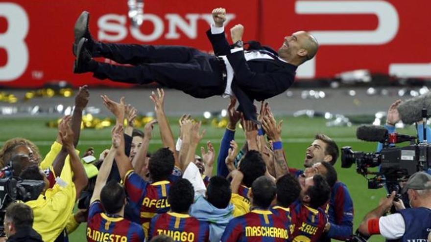 Divertida imagen de Guardiola con sus jugadores.