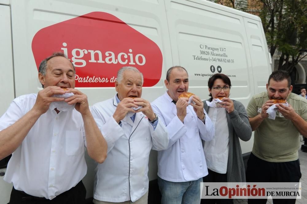 Reparto de pasteles de carne en el Cuartel de Arti