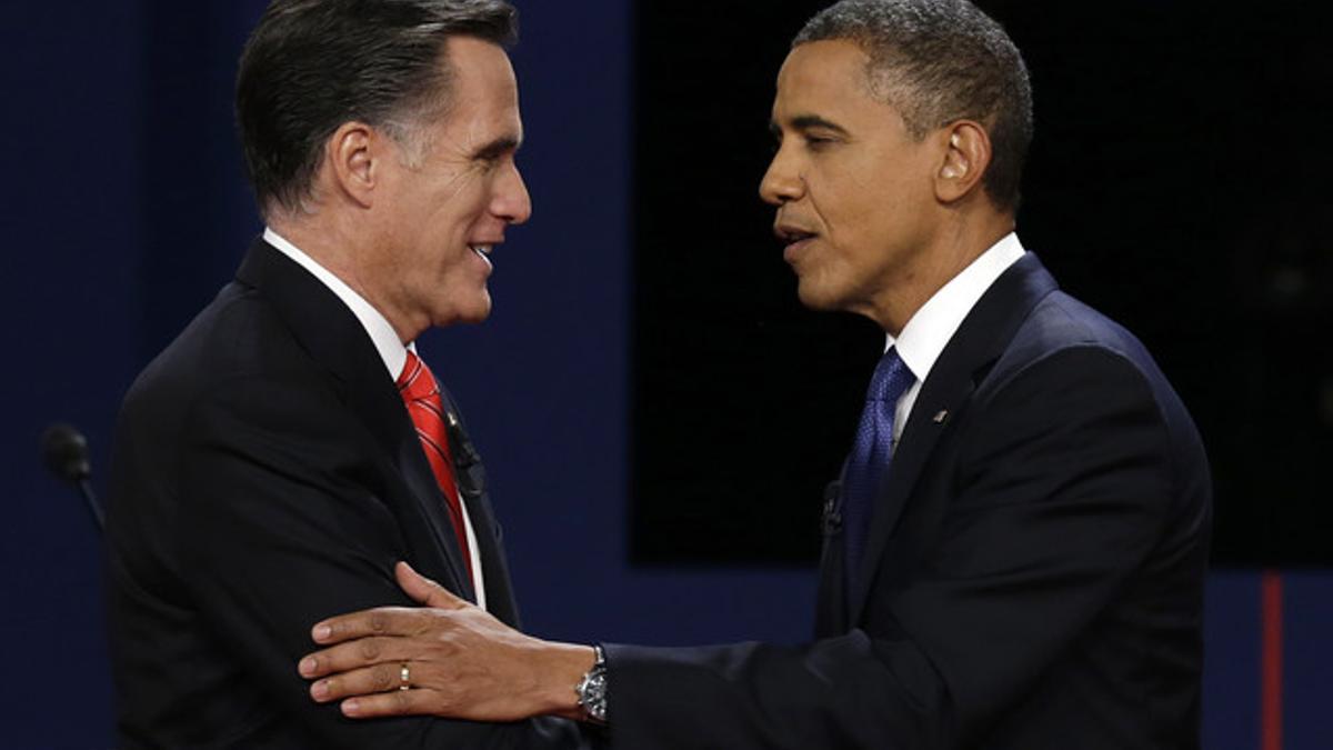 Romney y Obama se saludan antes de iniciar el debate, anoche en Denver.