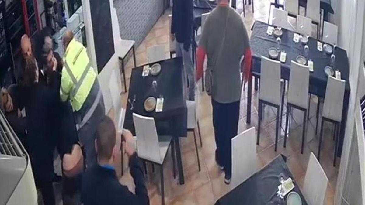 Un momento del vídeo en el que quedó grabada la pelea entre los ediles de Llombai y los dueños del restaurante