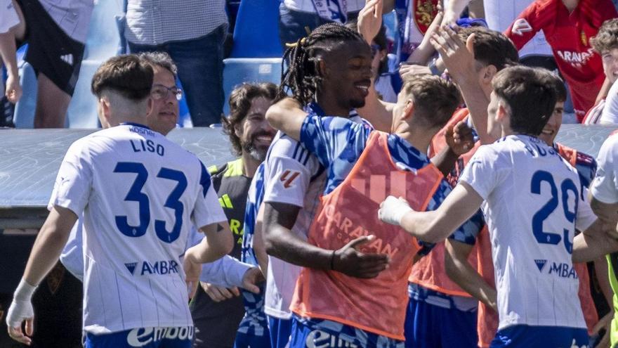 Dani Gómez abraza a Jair tras el gol del central.