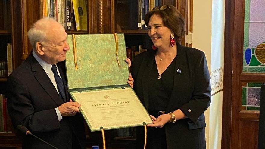 Nayda Fernández recibe el homenaje del Archivo de Indianos por rescatar la historia de los "héroes y heroínas" asturianos que emigraron a Chile