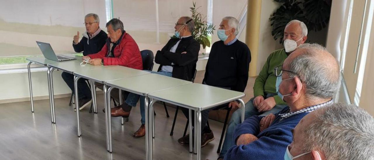 Integrantes de la comisión de fiestas de Domaio, ayer en la asamblea.