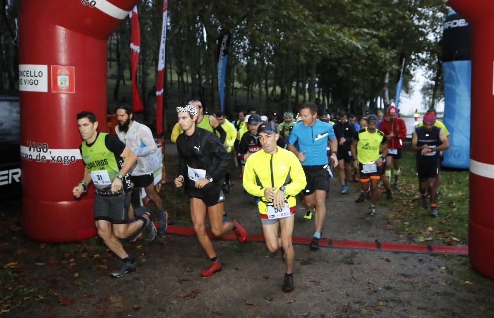 Decenas de personas participan en el Trail Montes de Vigo, con dos recorridos en el entorno del Monte dos Pozos de 23 y 13 kilómetros. También se celebró una andaina de 7 kilómetros.