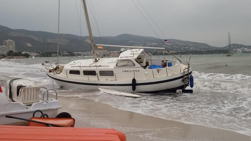 El temporal deja varios barcos varados en Son Maties