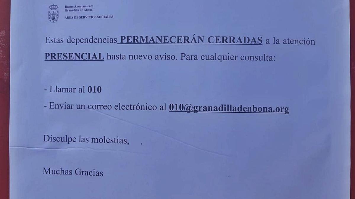 Cartel colocado en una de las puertas del Centro Base de Servicios Sociales. | | E.D.