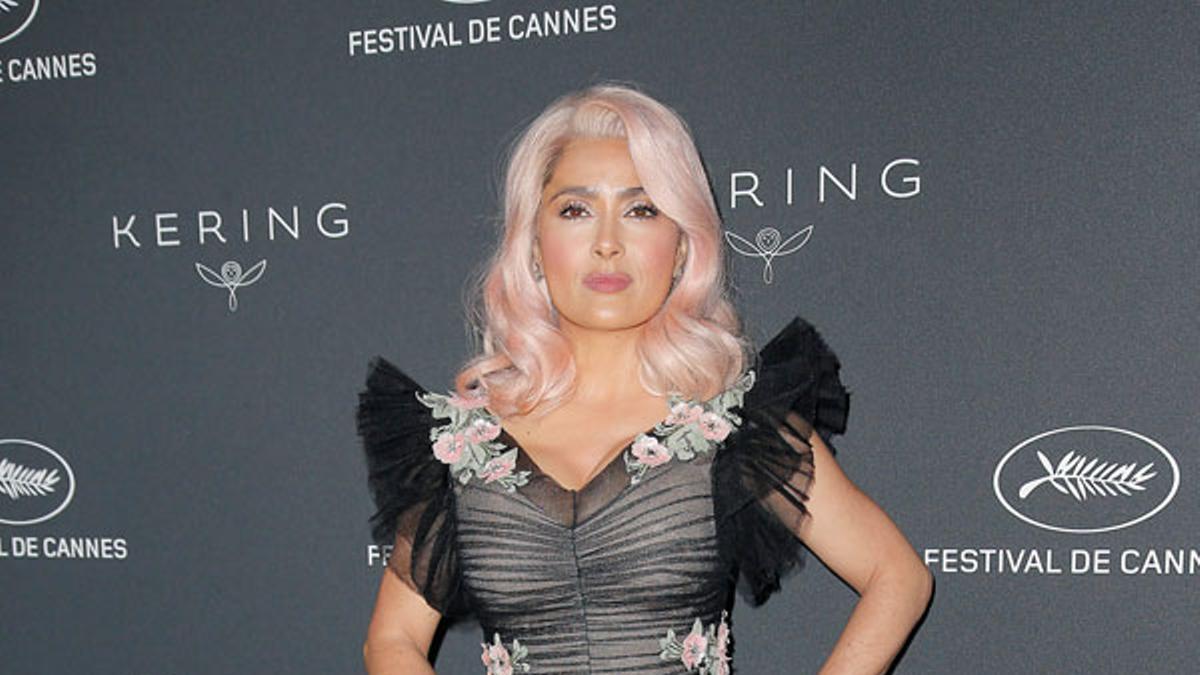 Salma Hayek con el pelo rosa en Cannes