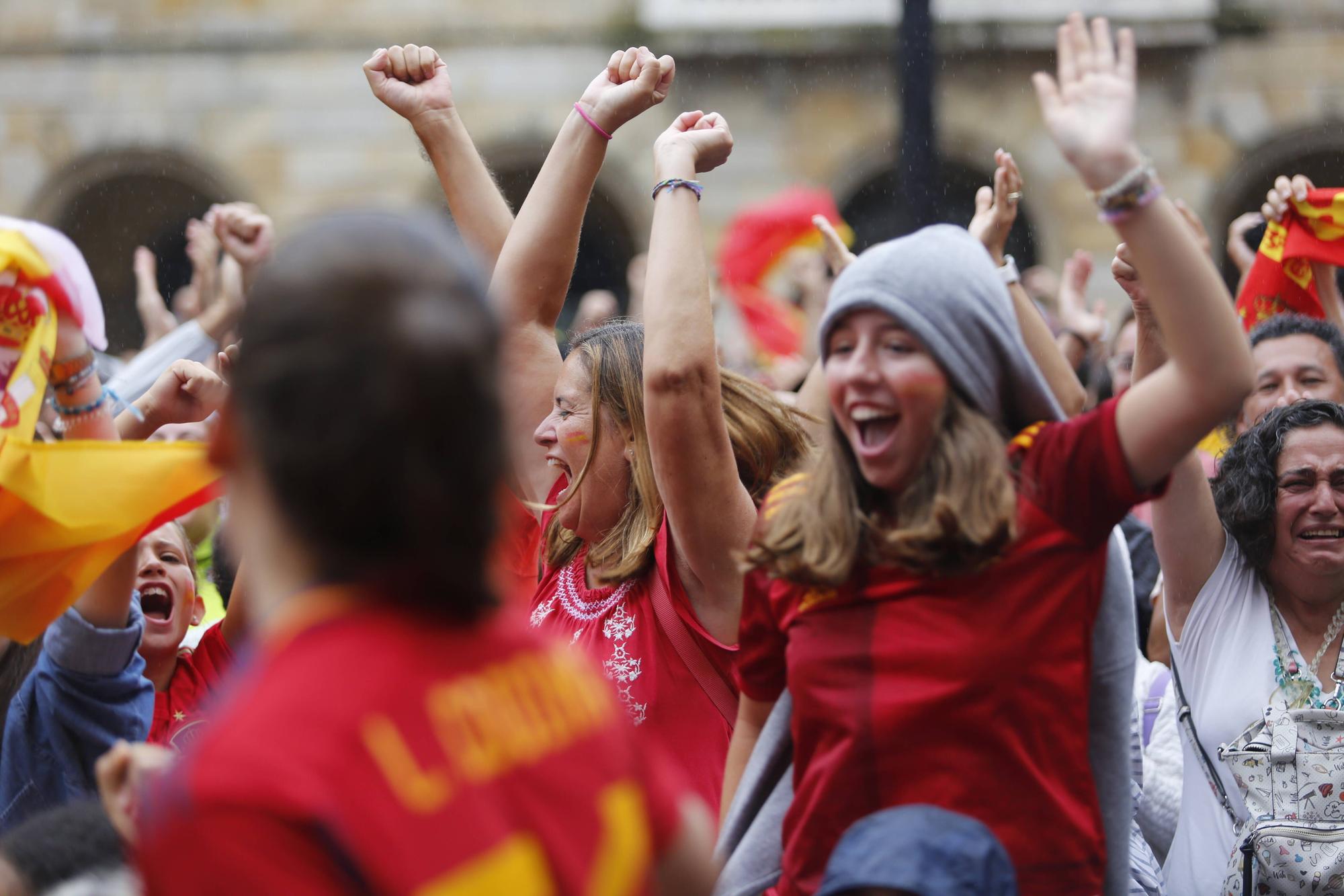 Gijón se vuelca (pese a la lluvia) animando a España en la final del Mundial de fútbol femenino