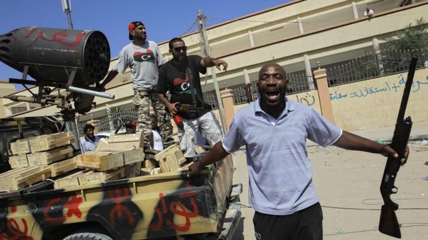 Los rebeldes toman el control del palacio cuartel de Gadafi