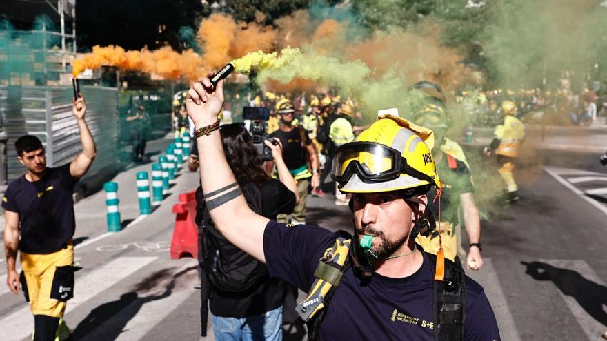 Manifestación en València de los bomberos forestales