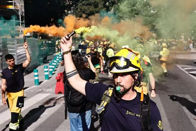 Manifestación en València de los bomberos forestales