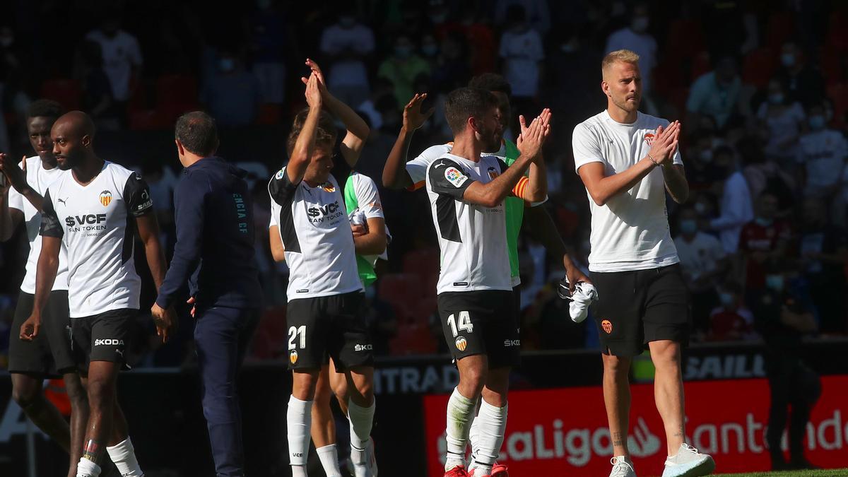 Jugadores del Valencia, aplaudiendo a la afición