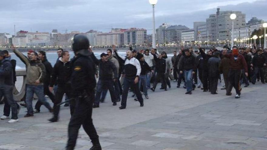 Miembros de Ultras Sur avanzan por el paseo marítimo en una visita del Real Madrid a Riazor. / carlos pardellas