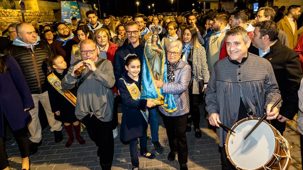 Devoción en Benidorm en la procesión de L'Alba