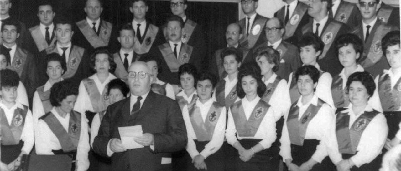 La Coral Casablanca en 1963. Frente a ellos, Camilo Veiga. | // CEDIDA