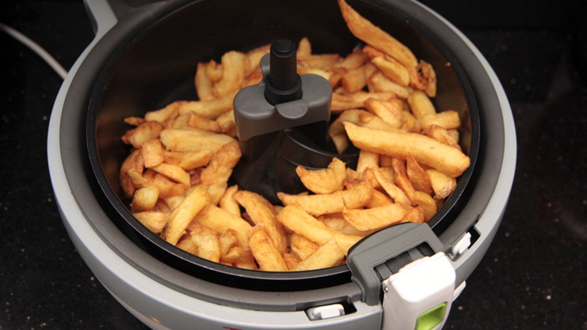 Patatas fritas en una freidora de aire