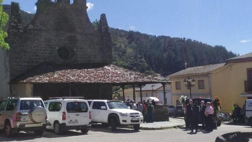 Exterior de la iglesia de San Antolín en el funeral de José Fernández Méndez.