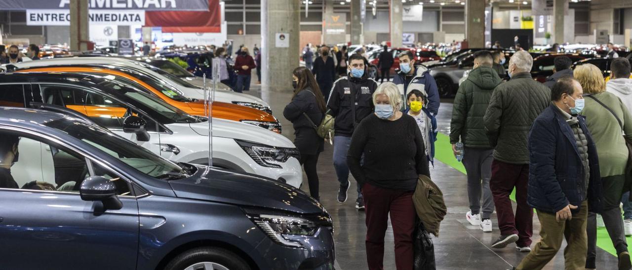 Asistentes pasean por la Feria 
del Automóvil, ayer en
 Feria València. |