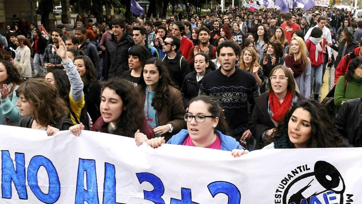 Manifestación de estudiantes convocada en Sevilla en protesta por la reducción de los grados a tres años más dos de máster, el 24 de marzo del 2015