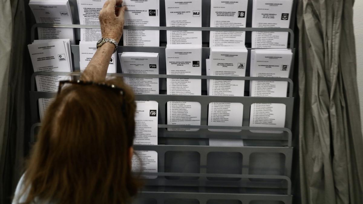 Una mujer busca su voto en un colegio electoral de Málaga, durante el reciente 28-M.