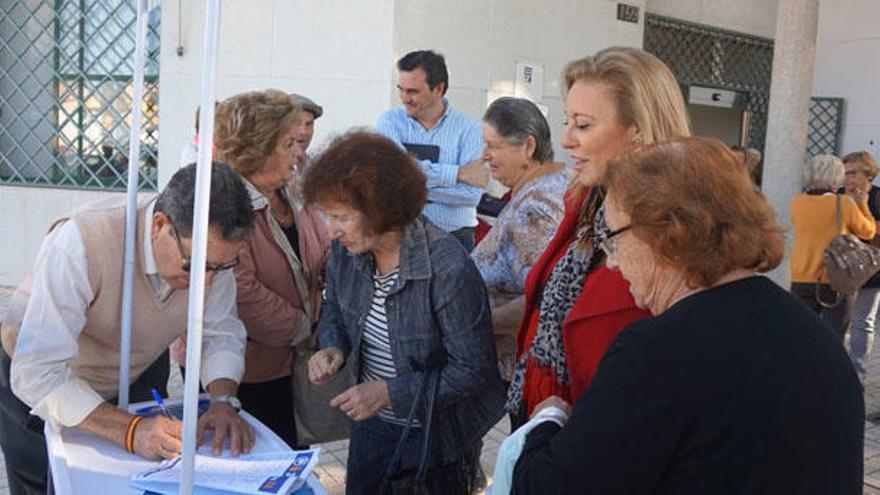 Carolina España, con vecinos de El Palo, este martes por la mañana.