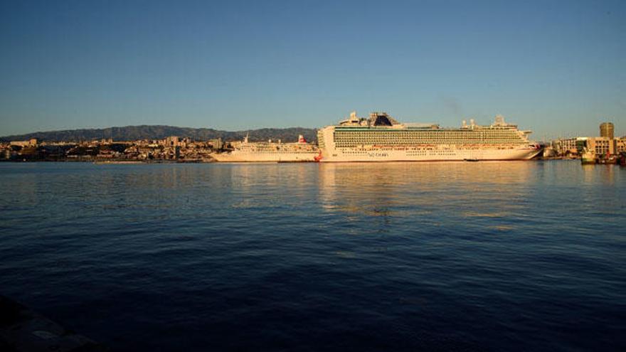 El Azura prolonga el verano de cruceros en la capital grancanaria