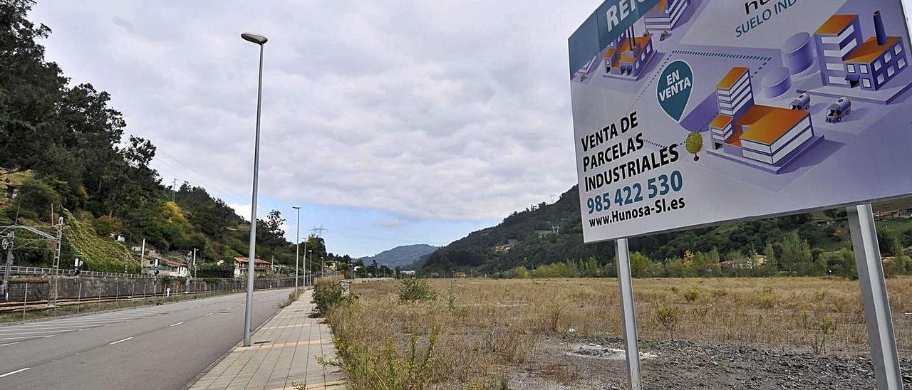 Terrenos del polígono de Reicastro, con un cartel comercial en primer término.