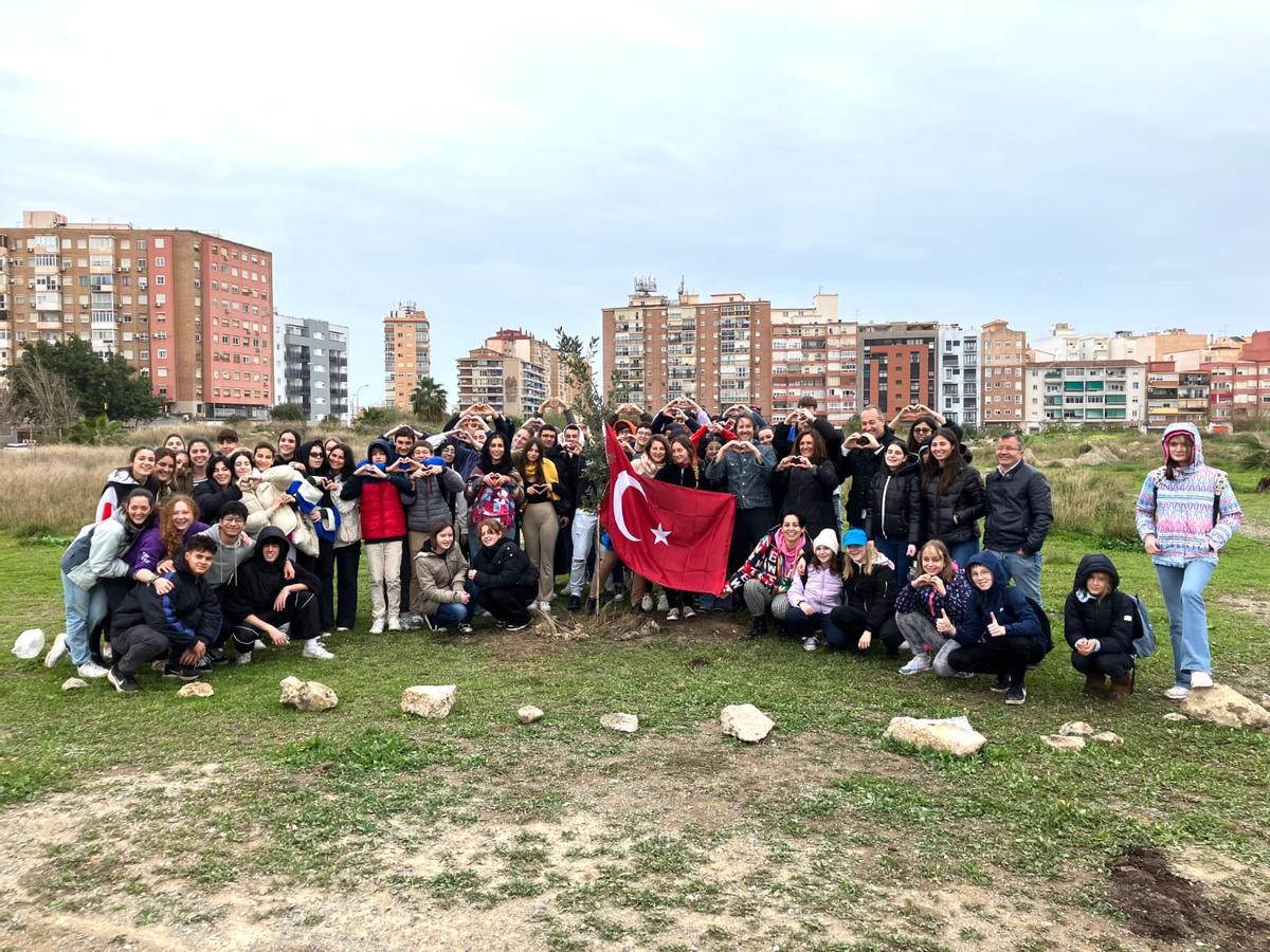 Homenaje a los estudiantes de Siria y Turquía que no han podido participar en la plantación.