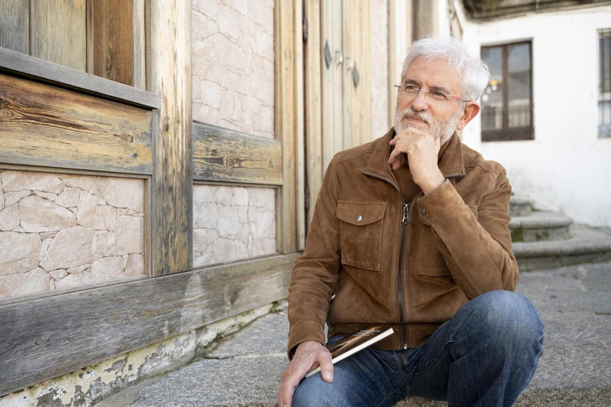 El también profesor de la UEx acaba de publicar 'El monje errante'.