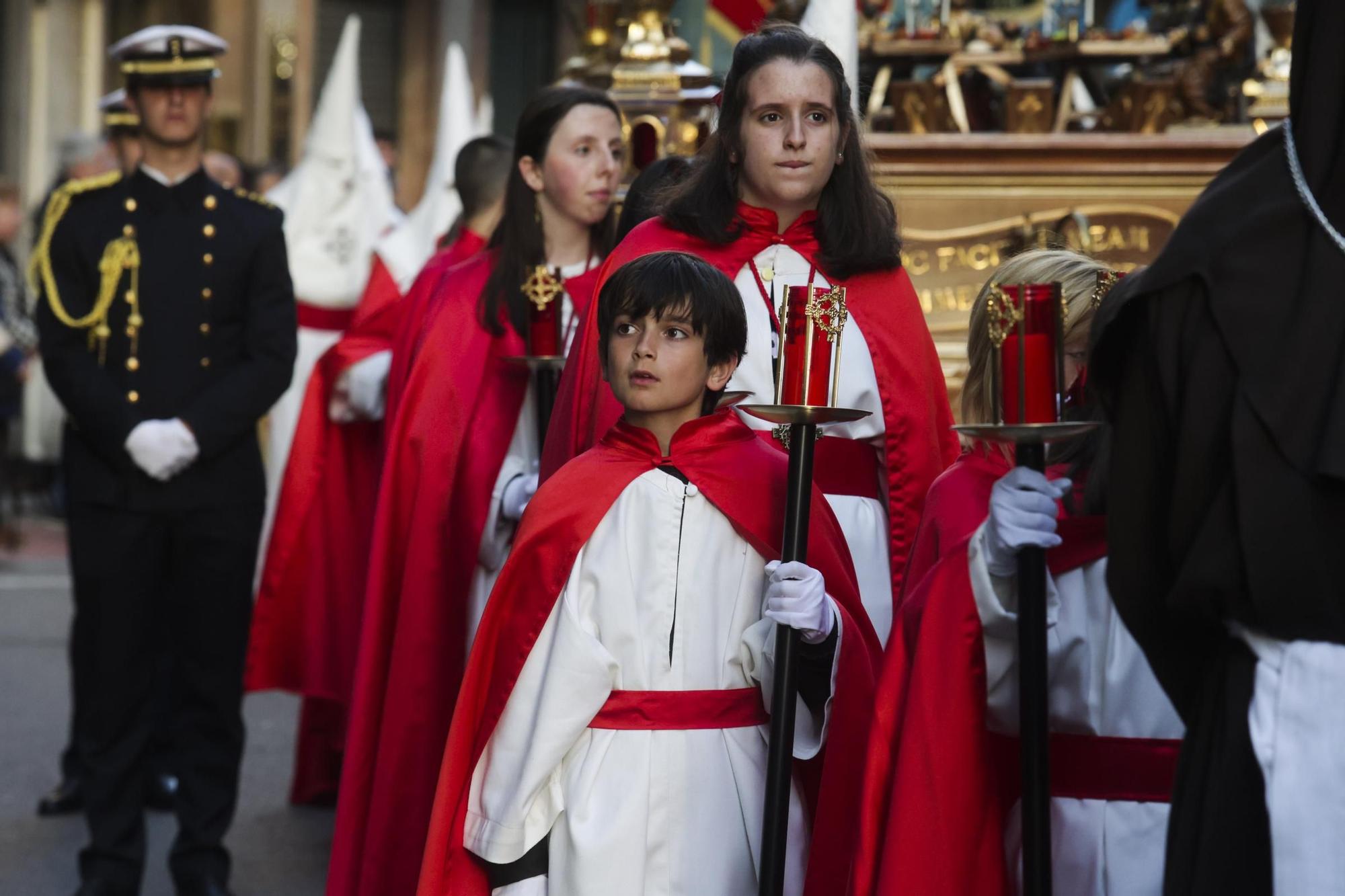 "Toda su vida fue maltratado y finalmente alguien miraba por él": las fotos de la procesión de Jesús Cautivo en Oviedo
