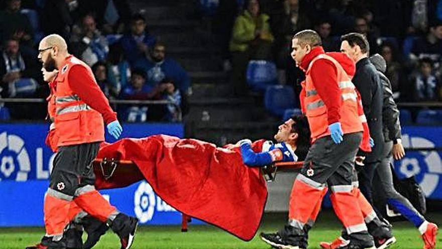 Somma, en el momento de ser retirado en camilla del césped de Riazor el pasado viernes.