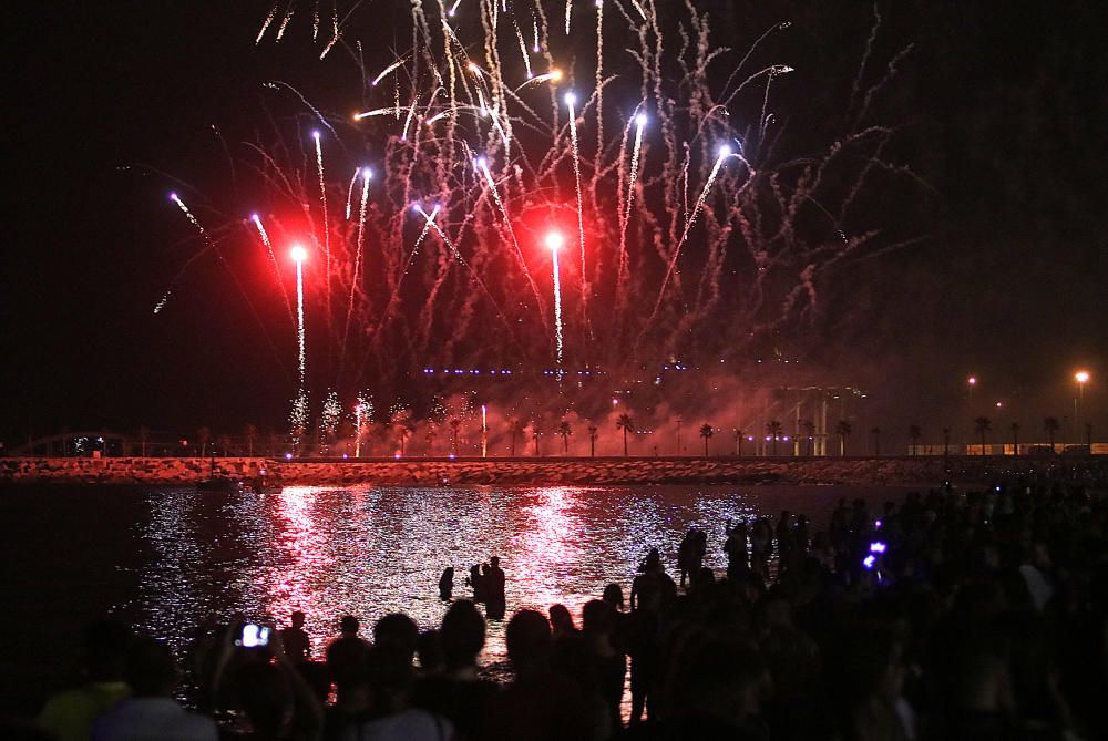 Como es tradición, el espectáculo pirotécnico da paso a días de fiesta en Málaga. Y como cada año, cientos de jóvenes siguieron los fuegos desde la playa de La Malagueta