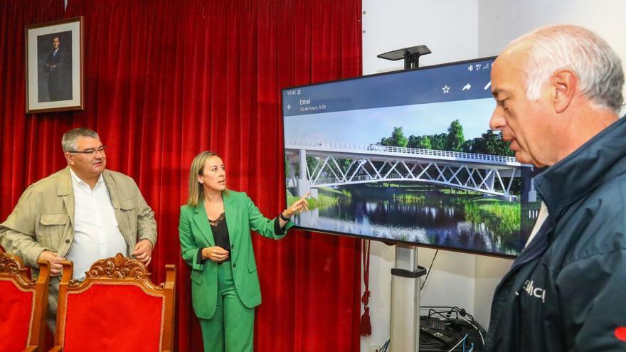 Castro, Vázquez y Durán, ante una reproducción del futuro puente de Santa Marta.