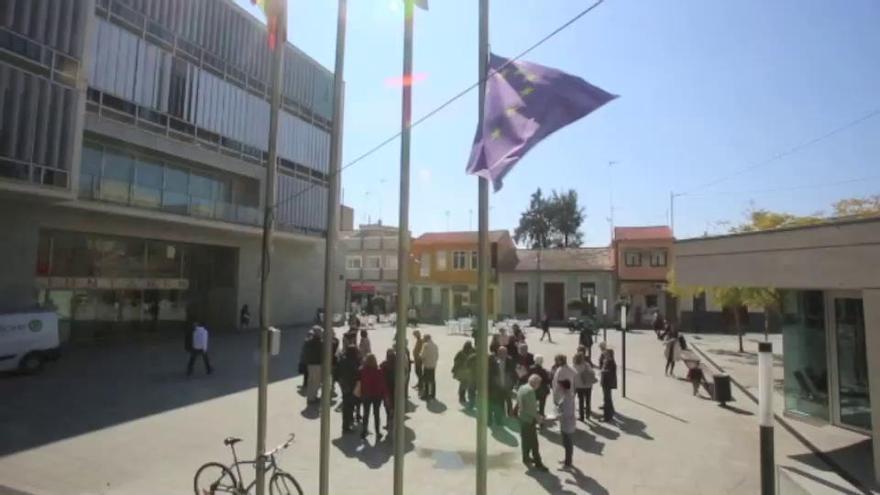 San Vicente arría la bandera de la UE en favor de los refugiados