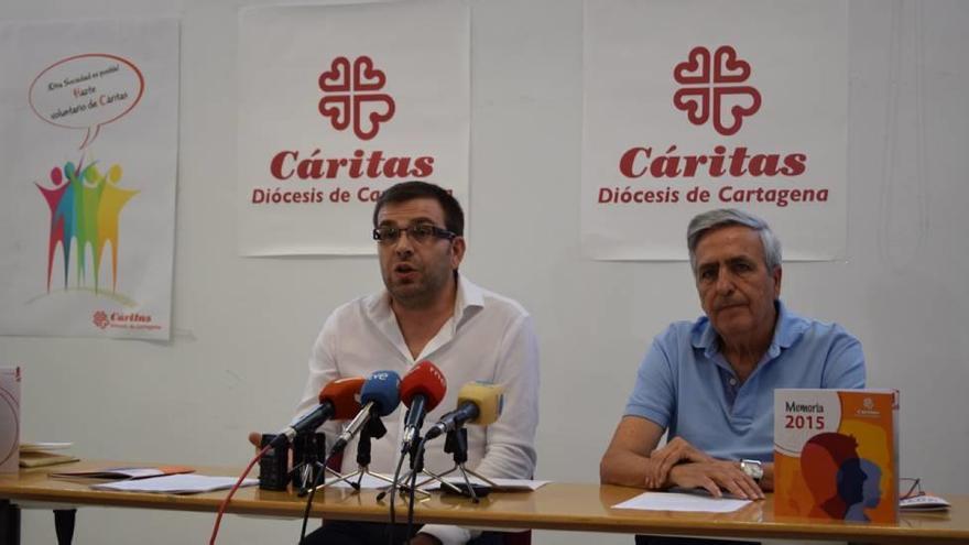 Juan Antonio Illán y José Saura en la presentación de la memoria anual de Cáritas.